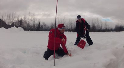 Heliskiing Tailguide Angus Mclean Sicherheitsbriefing Sonde Schaufel c Andreas Hottenrott
