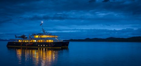 MV Cascadia in Port Hardy bei Nacht © Bella Coola Heli Sports