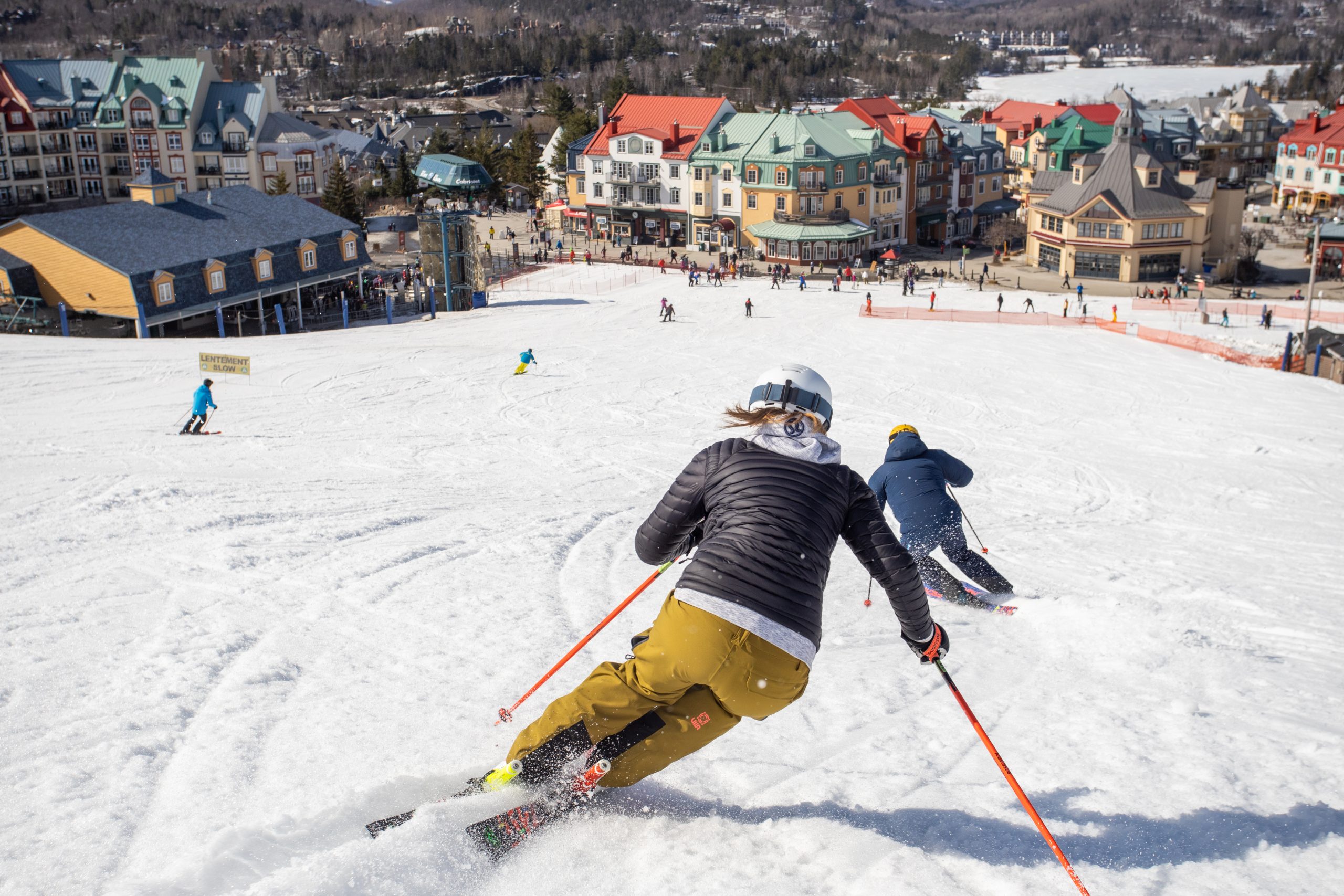 Skifahrer carven den Hang in Richtung Tremblant hinab